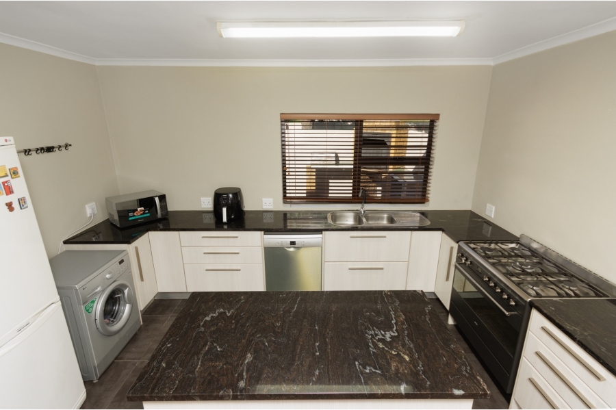 3 Bedroom Property for Sale in Mountainside Western Cape